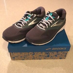 Brooks Addiction women’s road running shoes. New.